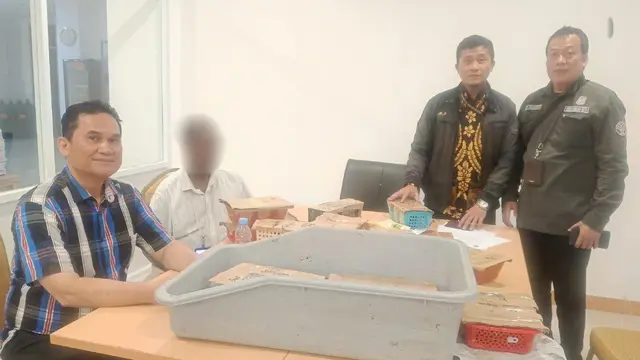 Sebanyak 101 burung hidup ditemukan di dalam koper seorang WN Sri Lanka di Terminal 3 Bandara Soekarno-Hatta.