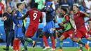 Kekecewaan pemain Prancis setelah pemain Portugal, Eder, setelah mencetak gol kemenangan pada laga final Piala Eropa 2016 di Stade de France, Saint-Denis, Senin (11/7/2016) dini hari WIB. (AFP/Valery Hache)