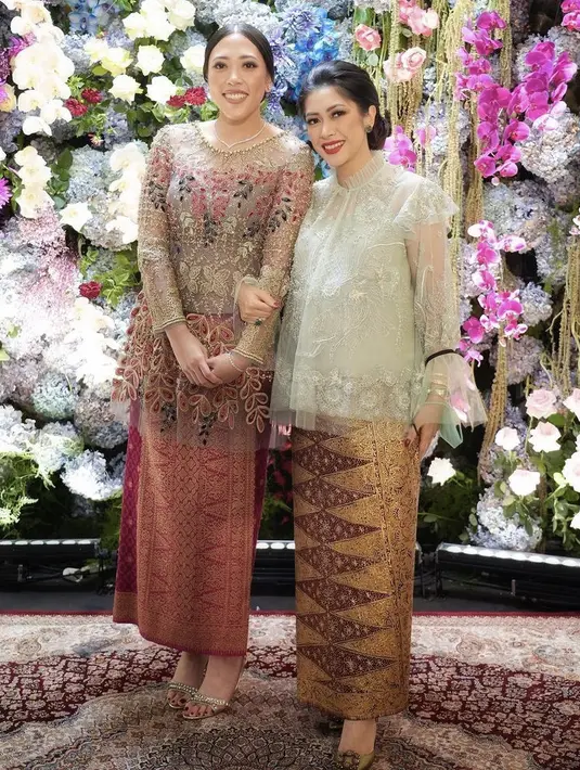 <p>Aliyah tampak anggun dengan atasan organza warna minta dipadukan bawahan kain lilit batiknya. @ruby_26</p>