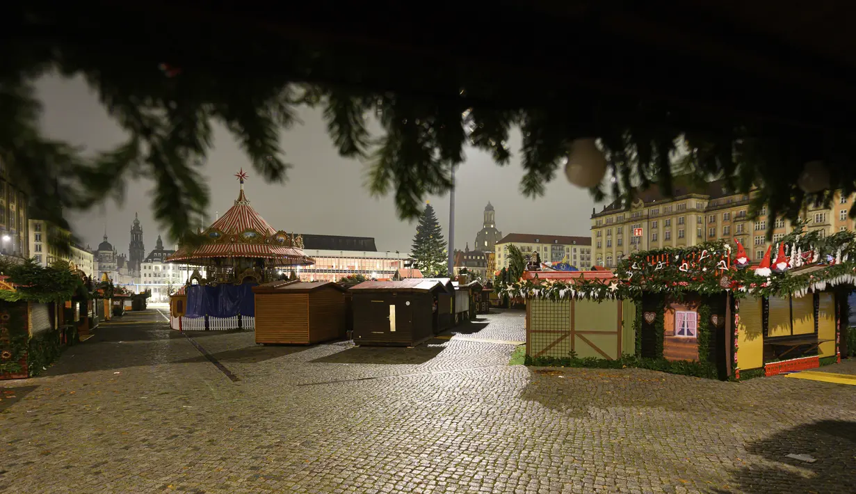 Kios-kios Dresden Striezelmarkt yang tutup di Altmarkt, Dresden, Jerman, 22 November 2021. Pandemi COVID-19 membuat semua pasar Natal di Saxony dibatalkan. (Robert Michael/dpa via AP)