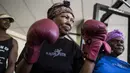 Para nenek berlatih tinju pada Boxing Gogos di Cosmo City, Johannesburg, Selasa (19/9/2017). Berkat latihan rutin yang dipimpin Claude Maphosa ini para lansia berhasil sembuh dari penyakit dan hidup lebih sehat. (AFP/Gulshan Khan) 
