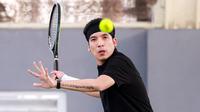 Selebritas Indonesia, Deddy Mahendra Desta berusaha mengembalikan bola ke arah pasangan Rezky Aditya dan Tanta Ginting pada laga tenis nomor ganda putra Turnamen Olahraga Selebriti Indonesia di GOR UNJ, Jakarta, Minggu (30/07/2023). Desta yang berpasangan dengan Raffi Ahmad menang dengan skor 4-6, 6-4, dan 6-4. (Bola.com/Bagaskara Lazuardi)