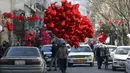 Seorang pria menjual balon pada Hari Valentine di Kabul, Afghanistan, Minggu (14/2/2021). Hari Valentine menjadi budaya baru dalam masyarakat Afghanistan yang konservatif. (AP Photo/Rahmat Gul)