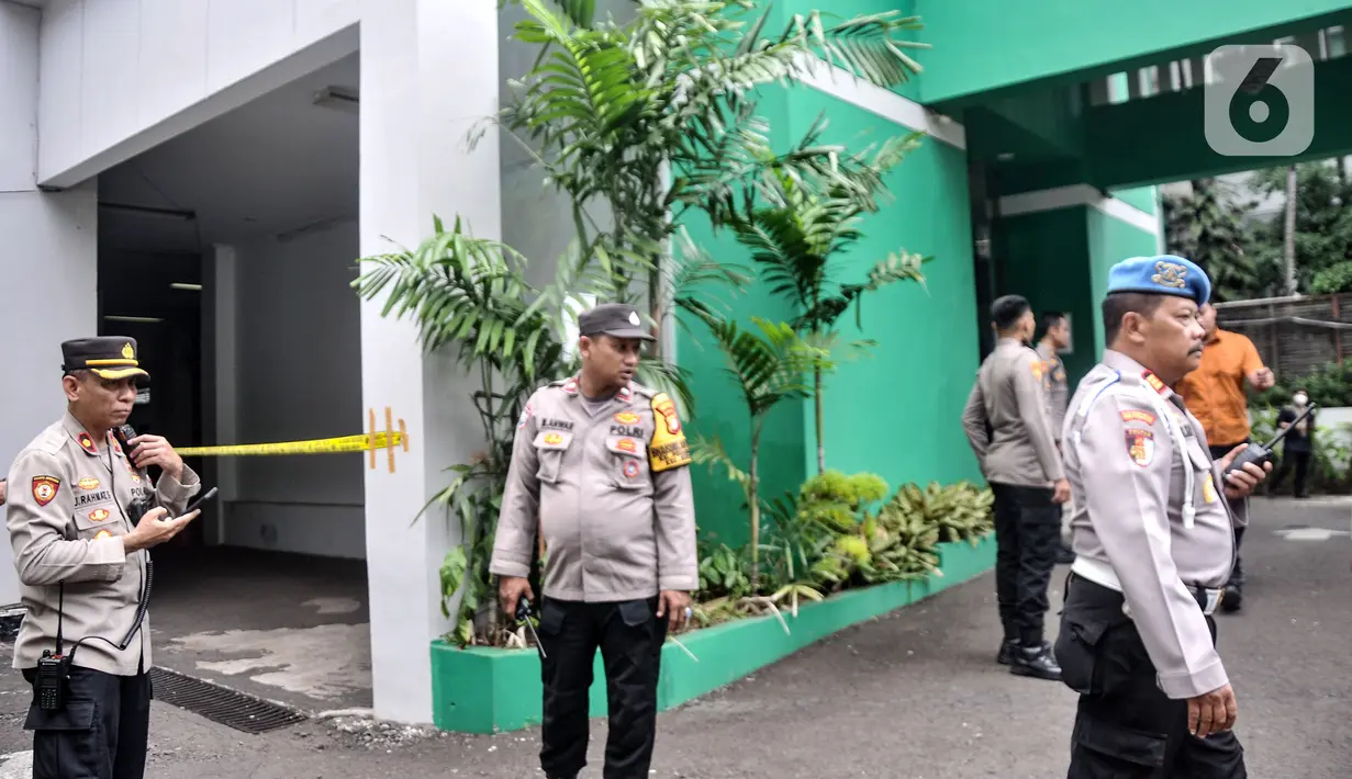 Ada tiga korban penembakan yakni petugas keamanan, staff, dan front officer. “Terluka tangan dan punggung, peluru karet,” jelas Wasekjen Majelis Ulama Indonesia (MUI) Bidang Hukum dan HAM Ikhsan Abdullah. (merdeka.com/Iqbal S. Nugroho)