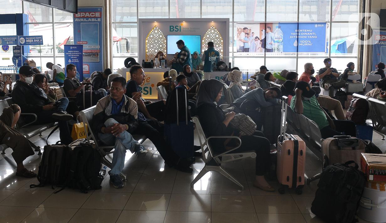 Suasana ruang tunggu keberangkatan di terminal Pulogebang, Jakarta. (merdeka.com/Imam Buhori)