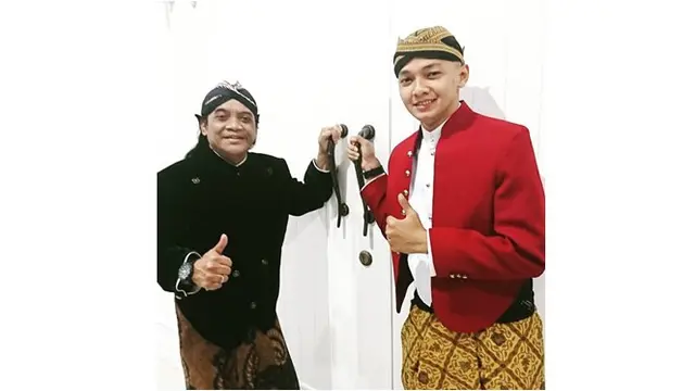Nah ini dia Dory Harsa, penabuh kendang yang selalu mengiringi Didi saat manggung.
