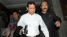 Mantan Direktur PT Pelindo, RJ Lino tertunduk seusai menjalani pemeriksaan di Bareskrim Mabes Polri, Jakarta, Rabu (6/1/2016). Lino diperiksa sebagai saksi pada kasus dugaan korupsi pengadaan 10 unit mobile crane di Pelindo II. (Liputan6.com/Helmi Afandi)