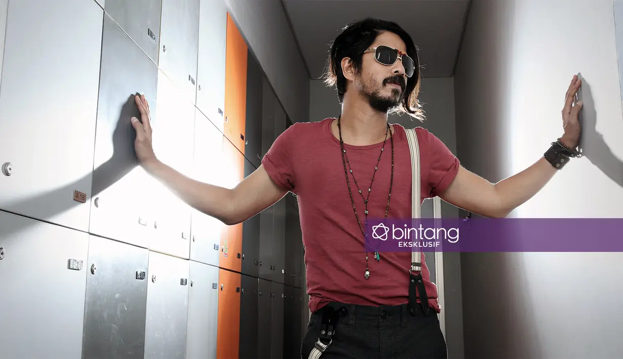 Meski penampilannya sebagai rockstar, ayah tiga orang anak itu menunjukkan sisi kelembutannya dalam rumah tangganya. Suami Milasari Wardani itu meninggalkan kesan rock yang dikenal urakan dan cuek. (Bambang E. Ros/Bintang.com)