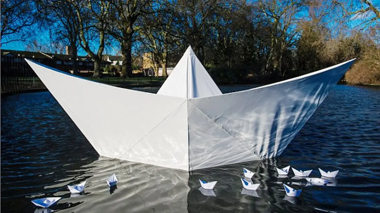 Perahu origami raksasa