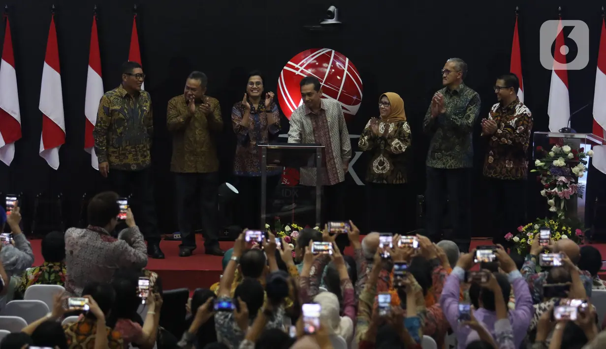 Menkeu Sri Mulyani (ketiga kiri) didampingi Mendag Agus Suparmanto (keempat kanan) saat penutupan perdagangan Pasar Modal Indonesia Tahun 2019 di BEI, Jakarta, Senin (30/12/2019). Pada penutupan IHSG ditutup melemah cukup signifikan 29,78 (0,47%) ke posisi 6.194.50. (Liputan6.com/Angga Yuniar)