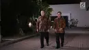 Ketum Partai Demokrat Susiolo Bambang Yudhoyono menyambut Ketum Partai Gerindra Prabowo Subianto di Kediaman SBY, Jakarta, Selasa (24/7). Pertemuan nantinya membahas mengenai Gerindra yang akan mengajak Demokrat berkoalisi. (Liputan6.com/Angga Yuniar)