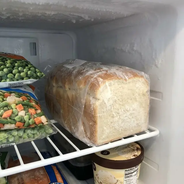 Ilustrasi Trik Menyimpan Roti Tawar dalam Freezer/Gemini AI