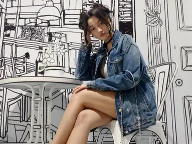 Gaya casual Megan Domani dengan jaket denim oversize ini pun curi perhatian netizen. Penampilan sederhana dengan model rambut space buns pun membuatnya terlihat menawan. (Liputan6.com/IG/@megandomani1410)