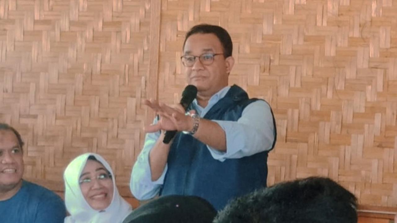 Bakal Calon Presiden dari Partai Nasdem Anies Baswedan saat berbindang dengan mahasiswa dan jurnalis di Pekanbaru.