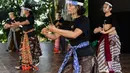 Anggota kelompok tari Surya Kirana mengenakan pelindung wajah mempraktikkan tarian tradisional Jawa klasik di Taman Mini Indonesia Indah (TMII), Jakarta, 11 Juli 2020. Mereka mengadakan latihan mingguan dengan mengikuti protokol kesehatan setelah TMII dibuka kembali. (Xinhua/Agung Kuncahya B.)