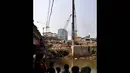 Sejumlah anak kecil tampak melihat pengerjaan pemasangan turap di Kali Ciliwung, Jakarta, Rabu (3/9/14). (Liputan6.com/Miftahul Hayat)