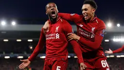 Gelandang Liverpool, Georginio Wijnaldum berselebrasi dengan Trent Alexander-Arnold setelah mencetak gol ke gawang Barcelona pada laga kedua semifinal Liga Champions di Anfield, Selasa (7/5/2019).  Liverpool sukses melaju ke final Liga Champions usai menghajar Barcelona 4-0. (AP/Emilio Morenatti)