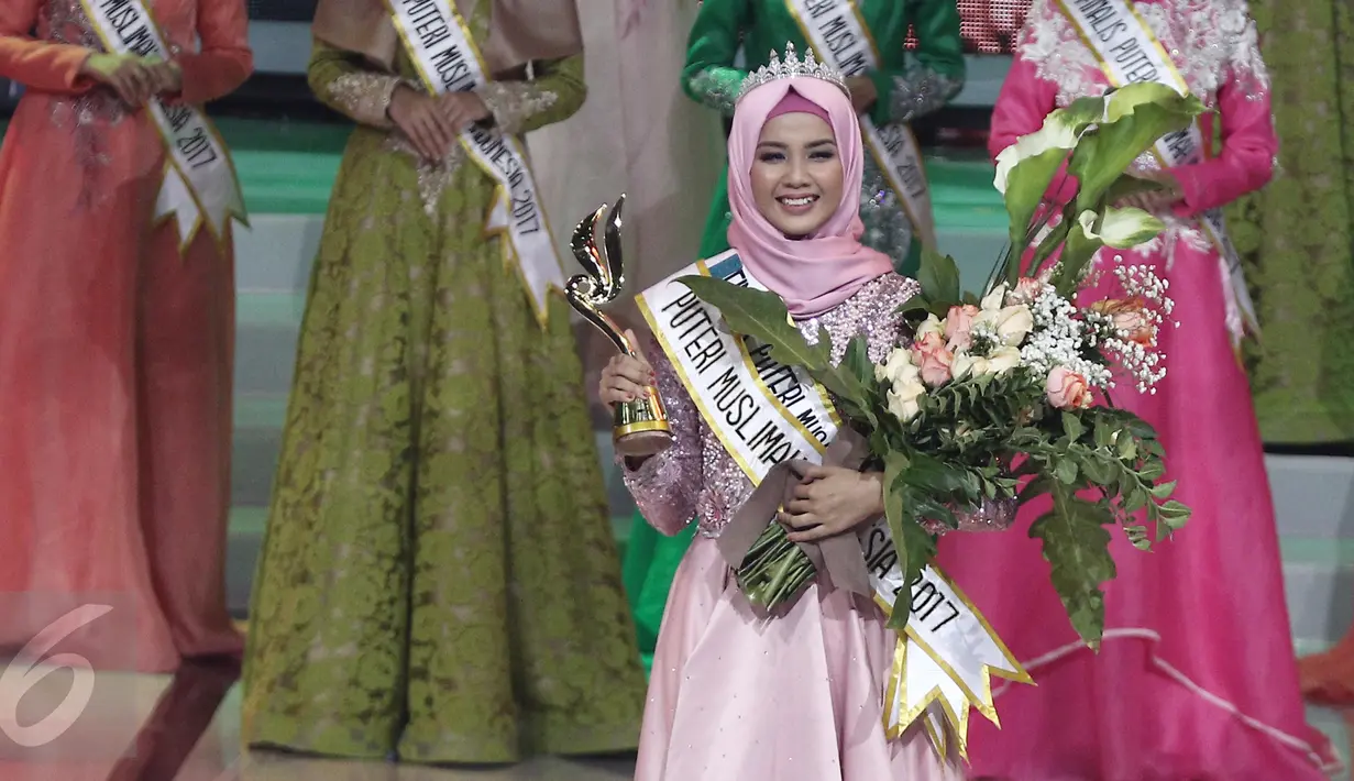 Finalis asal Jepara, Syifa Fatimah menyabet juara Puteri Muslimah Indonesia 2017 di Jakarta, Senin (9/5). Atas kemenangan ini, Syifa berhak mendapatkan hadiah uang Rp 50 juta dan paket perhiasan senilai Rp 30 juta. (Liputan6.com/Herman Zakharia)