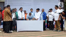 Bawaslu menggelar kegiatan Bawaslu On Car Free Day yang diikuti oleh anggota Bawaslu serta masyarakat dan komunitas dalam rangka mengampanyekan Pemilu 2024 berintegritas di media sosial. (merdeka.com/Arie Basuki)