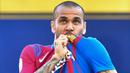 Dani Alves - Kondisi Barcelona yang sedang terpuruk membuat bek tangguh asal Brasil ini terpanggil hatinya untuk kembali ke Camp Nou. Pemain yang berstatus sebagai pesepak bola tersukses dengan koleksi 45 gelar ini dikabarkan hanya menerima upah 1 euro atau Rp 16 ribu per pekan. (AFP/Pau Barrena)