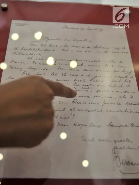 Salah satu surat yang dipamerkan dalam pameran Surat Pendiri Bangsa di Museum Nasional, Jakarta, Kamis (15/11). Surat-surat tersebut dibuat oleh delapan tokoh untuk kerabat dan teman seperjuangan. (Merdeka.com/Iqbal Nugroho)