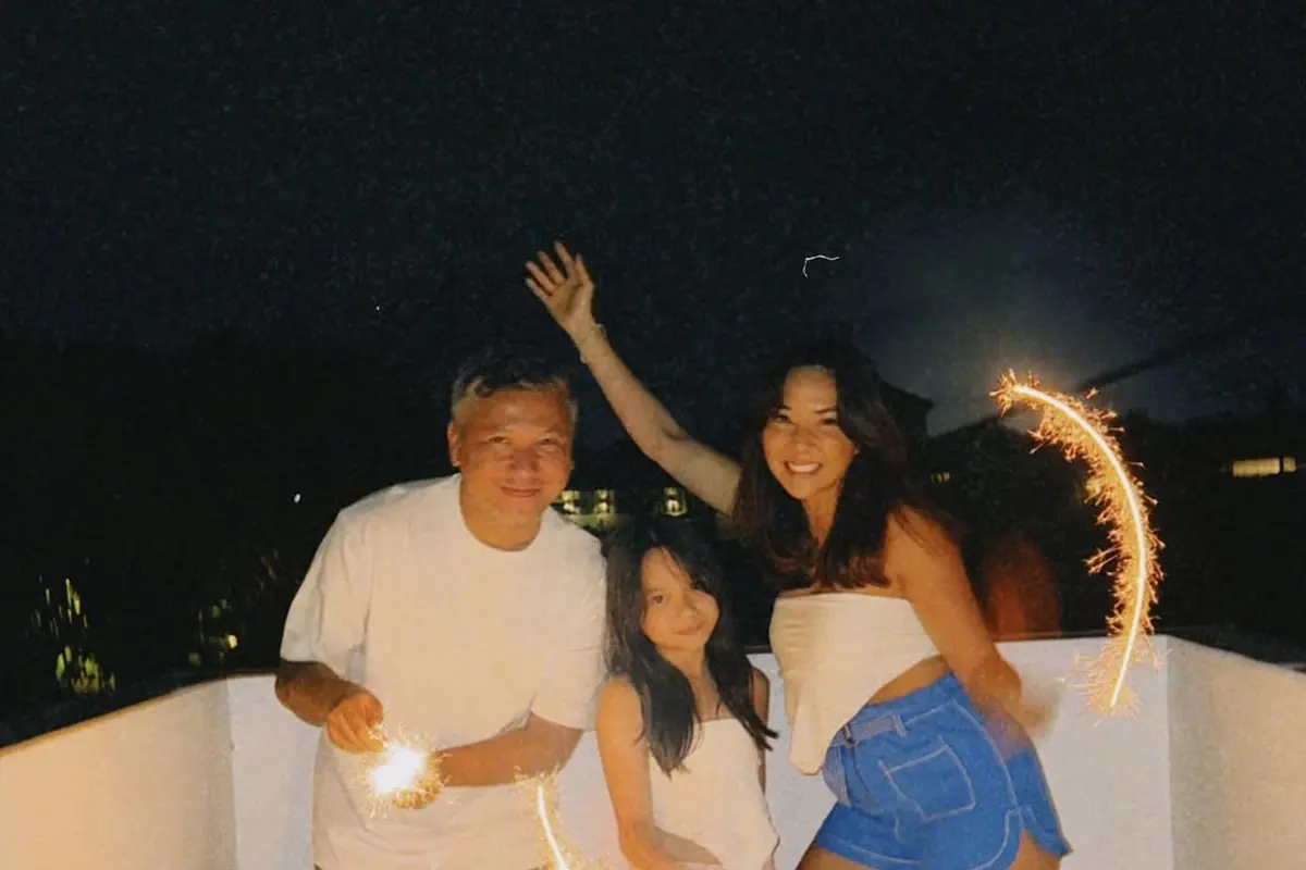 Perayaan Tahun Baru 2025 Gempita Nora Marten bersama kedua orang tuanya, Gading Marten dan Gisella Anastasia, serta kerabat dekat di Bali (Instagram/@gadiiing)