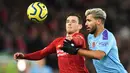 Bek Liverpool, Andrew Robertson, berebut bola dengan striker Manchester City, Sergio Aguero, pada laga Premier League di Stadion Anfield, Liverpool, Minggu (10/11). Liverpool menang 3-1 atas City. (AFP/Paul Ellis)