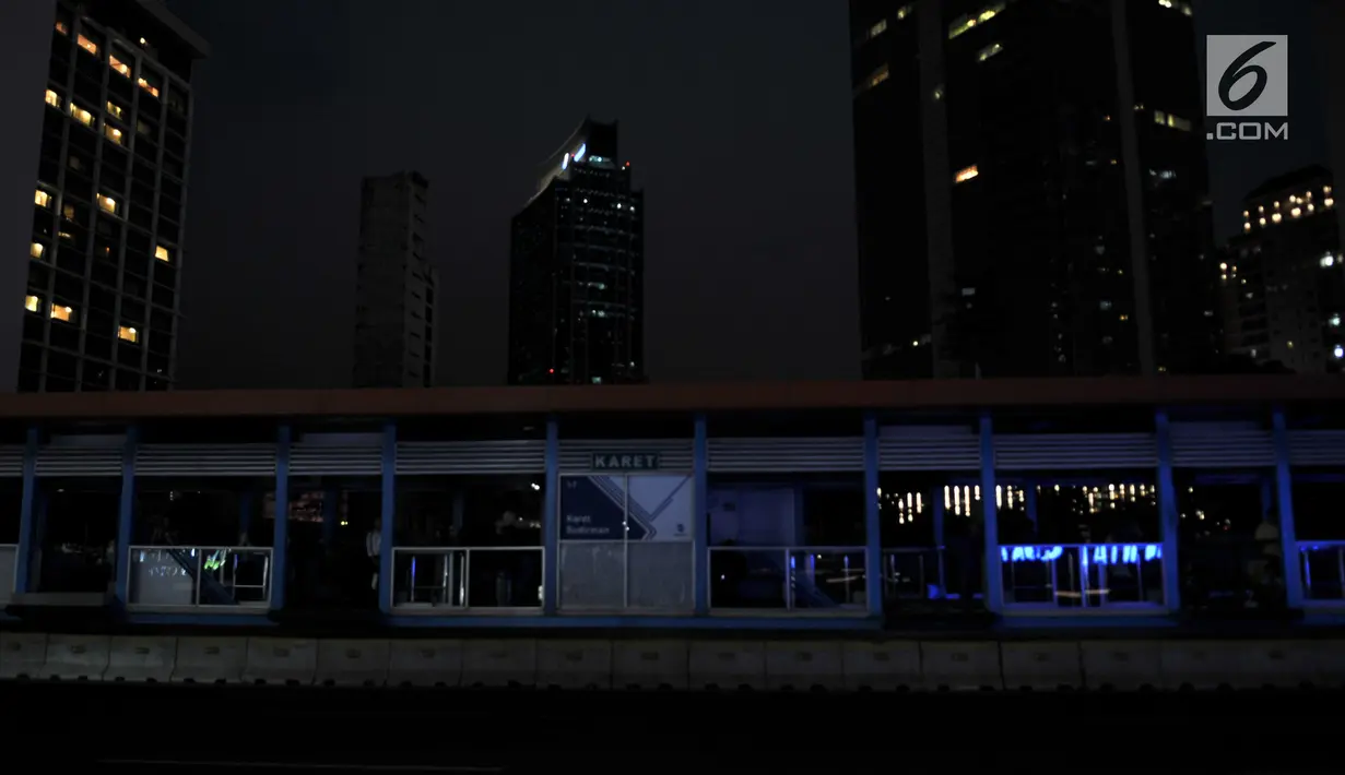 Suasana halte bus Transjakarta listrik padam di Karet, Jakarta, Minggu (4/8/2019). Pemadaman listrik serentak yang terjadi sejak Minggu siang mengubah suasana malam di ibu kota menjadi gelap gulita. (merdeka.com/Iqbal S. Nugroho)