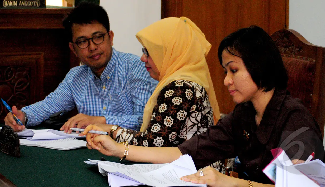 Kuasa hukum KPK saat menghadiri praperadilan Suroso Atmo Martoyo di Pengadilan Negeri (PN) Jakarta Selatan, Senin (6/4/2015). (Liputan6.com/Yoppy Renato)