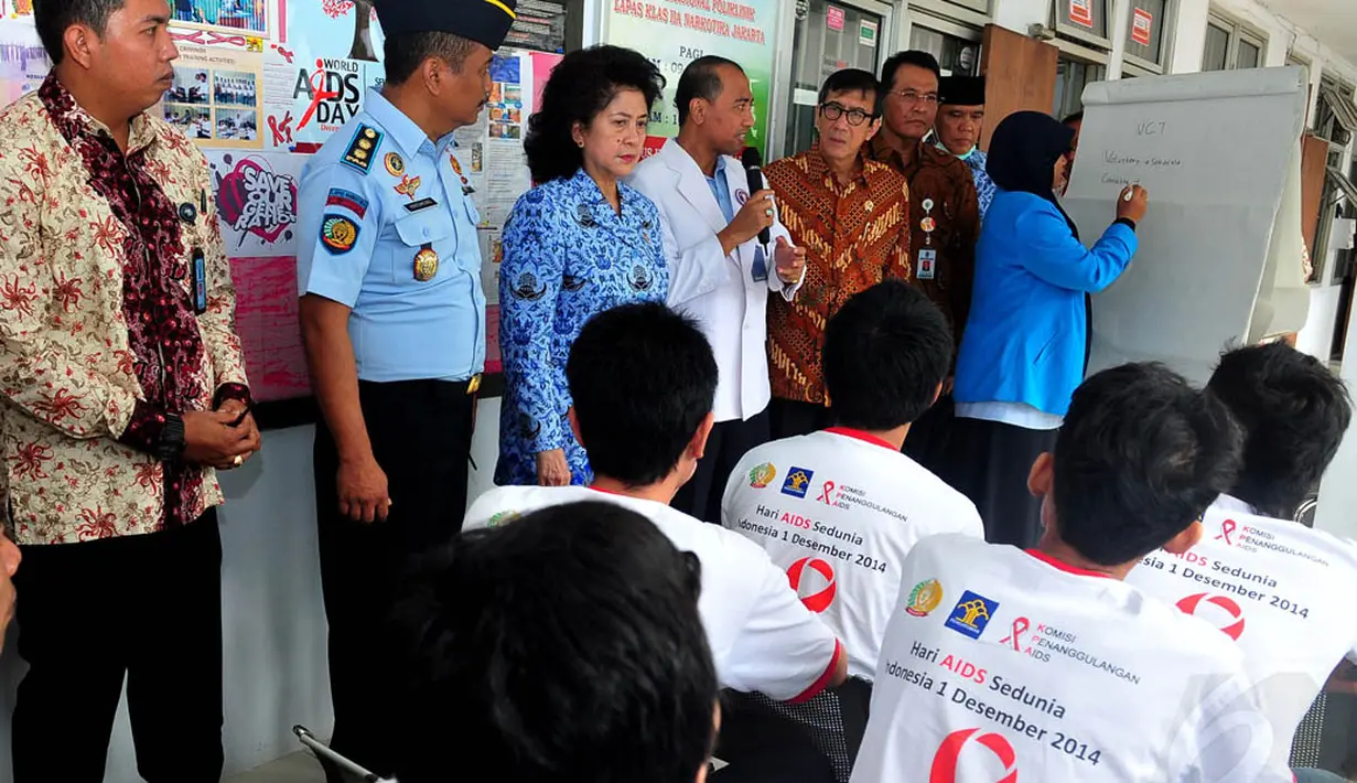 Kedatangan Menkumham Yasonna dan Menkes Nila dalam rangka memperingati hari Aids sedunia yang diperingati setiap 1 Desember, Jakarta, Senin (1/12/2014). (Liputan6.com/Johan Tallo)
