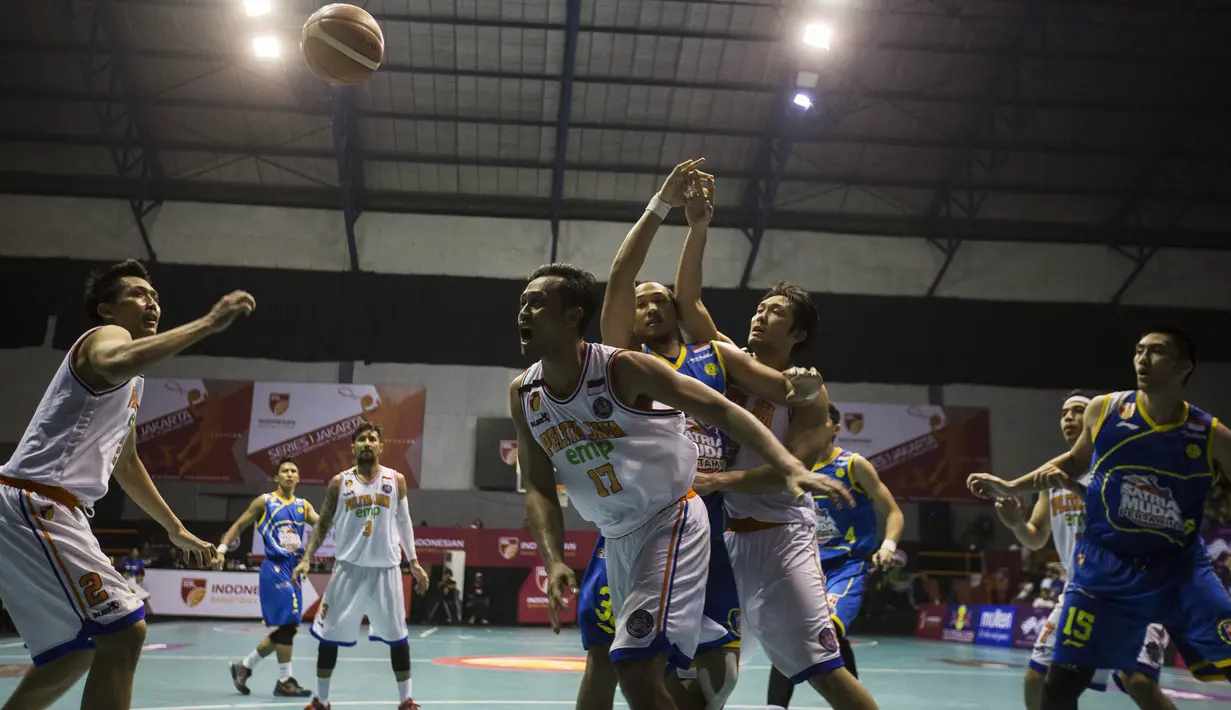 Para pebasket Satria Muda dan Pelita Jaya berebut bola pada laga IBL seri 1 di Hall A Senayan, Jakarta, Sabtu (16/1/2016). (Bola.com/Vitalis Yogi Trisna)