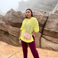 Memberikan kesan bold pada tampilan, pernyataan melalui lipstik merah bisa jadi alternatif kala ingin menampilkan look yang penuh pernyataan tanpa harus memulaskan makeup secara full. (Foto: Instagram/ Angelica Manopo)