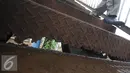 Kondisi anak tangga JPO yang berlubang akibat karat di kawasan Universitas Indonesia, Depok, Jawa Barat, Selasa (11/10). Kondisi yang memperihatinkan ini bisa membahayakan keselamatan pengguna JPO. (Liputan6.com/Immanuel Antonius)