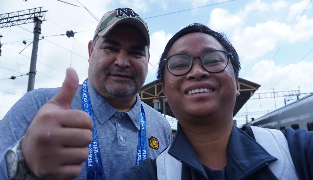 Asyik, ketemu lagi sama legenda sepak bola dunia, kali ini adalah kiper yang rajin cetak gol asal Paraguay, Jose Luis Chilavert. Momen ini wajib untuk dibikin selfie, kapan lagi ketemu legenda yang eksentrik ini. (Bola.com/Okie Prabhowo)