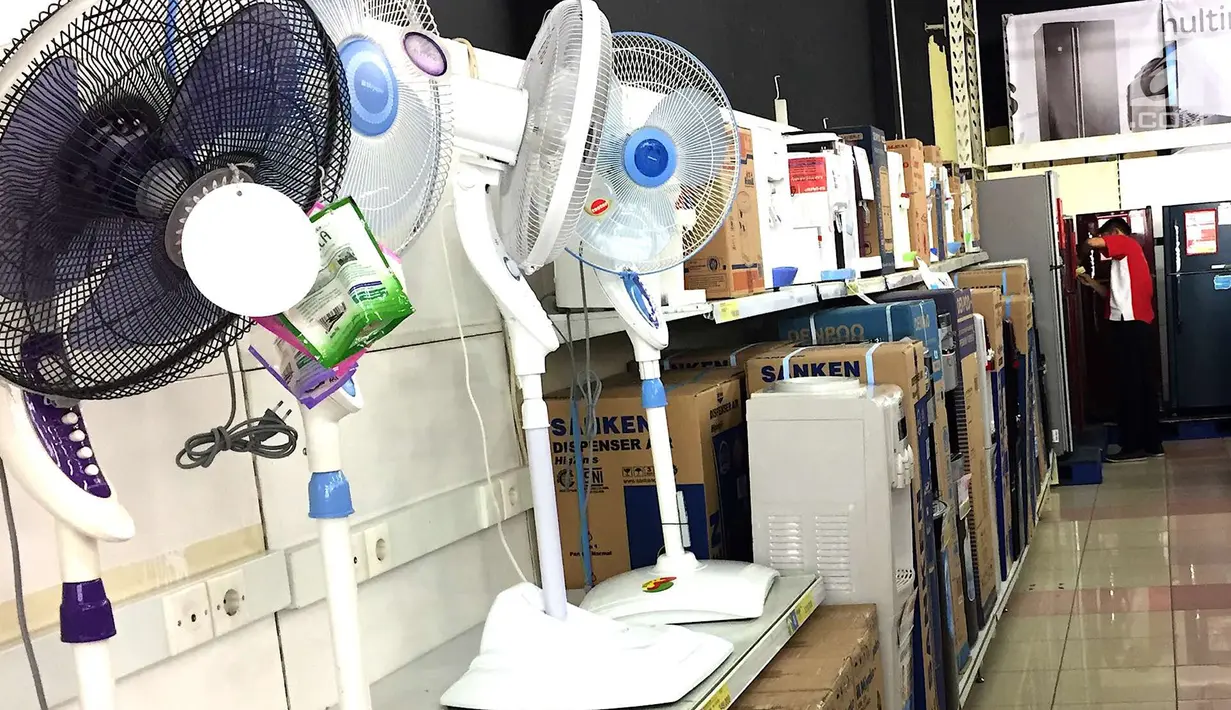 Pekerja merapikan barang elektronik yang dijual di pusat perbelanjaan di Jakarta, Rabu (5/9). Nilai tukar rupiah yang bergerak melemah hingga menembus Rp 14.920 per dolar AS berpotensi mengerek harga barang elektronik. (Liputan6.com/Immanuel Antonius)