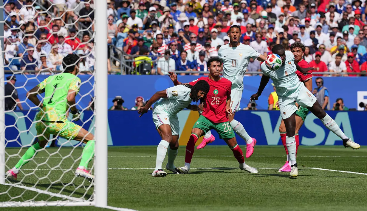 Pemain Prancis Dayot Upamecano menyundul bola ke gawang sementara kiper Maroko Yassine Bounou berdiri di gawang selama pertandingan perempat final Piala Dunia antara Prancis dan Maroko di Foxborough, Mass., dekat Boston, Kamis, 9 Juli 2026. (AP Photo/Martin Meissner)