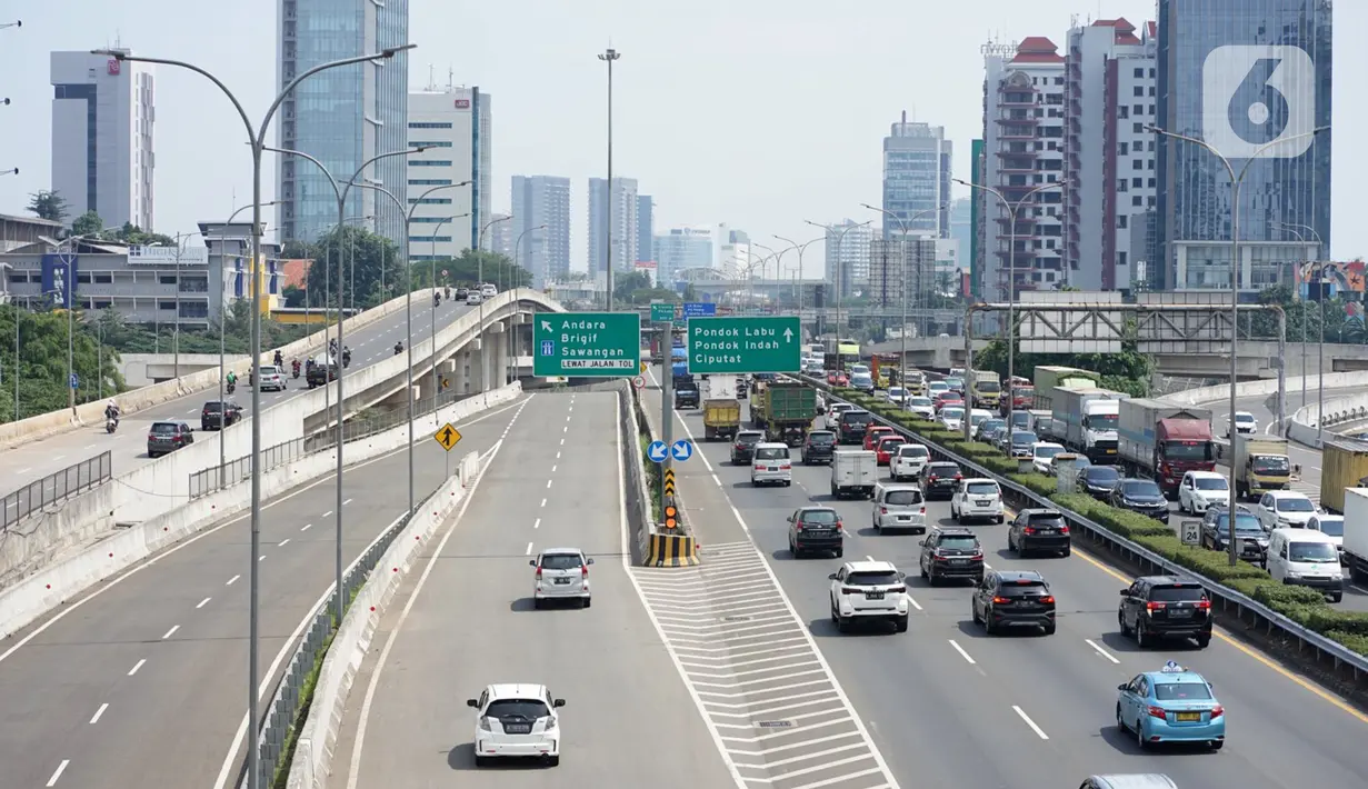 Kendaraan melintasi ruas jalan tol di Jakarta, Kamis (9/7/2020). Menteri Lingkungan Hidup dan Kehutanan, Siti Nurbaya, mengungkapkan pemerintah berencana menarik cukai emisi kendaraan bermotor. (Liputan6.com/Immanuel Antonius)