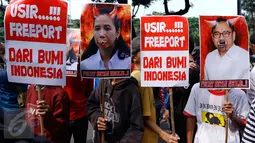 Para demonstran membawa sejumlah poster saat berunjuk rasa di depan Gedung Wakil Presiden, Jakarta, Senin (18/01/2016). Mereka mendesak pemerintah untuk tidak melanjutkan kontrak karya dengan PT Freeport. (Liputan6.com/Gempur M Surya)