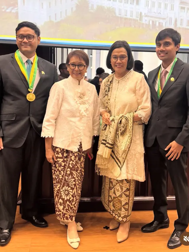 Sri Mulyani menganakan kebaya putih saat hadir di wisuda putranya. [@smindrawati]