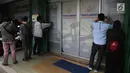 Sejumlah awak media meliput kantor Yunadi and Associates di Jalan Sultan Iskandar Muda, Jakarta (11/1). Penyidik memeriksa seluruh lantai mencari bukti-bukti terkait dugaan merintangi penyidikan KPK dalam kasus E-KTP. (Liputan6.com/Johan Tallo)