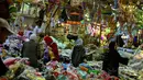 Di Mesir, Ramadan merupakan perpaduan antara ibadah serta perayaan budaya yang meriah. Tampak dalam foto, Warga Mesir mencari lampion tradisional, yang dikenal secara lokal sebagai 'Fanous Ramadan', di pusat Kairo pada Kamis 12 Februari 2026. (Khaled DESOUKI/AFP)