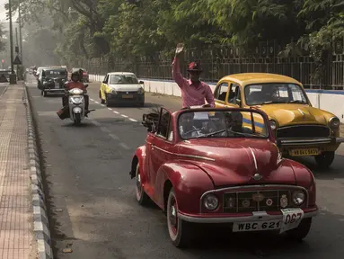 Beberapa mobil antik terlihat dalam Reli Mobil Antik Statesman (Statesman Vintage Car Rally) di Kolkata, India (19/1/2020). Lebih dari 180 mobil dan kendaraan roda dua antik ambil bagian dalam reli mobil klasik dan antik pada acara tersebut. (Xinhua/Tumpa Mondal)