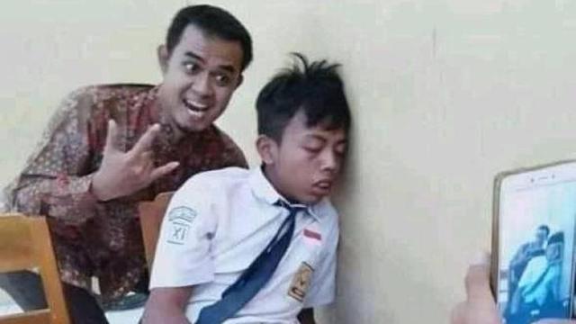 6 Ekspresi Senyum Lebar Guru Lihat Murid Tidur Ini Kocak