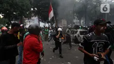 Massa yang berunjuk rasa berlarian meninggalkan kawasan sekitar Markas Komando (Mako) Korps Brigade Mobil (Brimob) Polda Metro Jaya di kawasan Kwitang, Jakarta Pusat, Jumat (29/8/2025). (Liputan6.com/Helmi Fithriansyah)