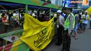  Meski beratap, mobil yang mengangkut peserta kampanye ini terbuka pada bagian sisi samping dan belakang sehingga dilarang masuk ke dalam kompleks Senayan, Jakarta (Liputan6.com/Andrian M Tunay)