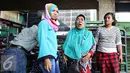Pedagang Kaki Lima (PKL) merapihkan barang dagangannya di kawasan Tanah Abang, Jakarta (6/11). Puluhan PKL kembali ditertibkan petugas karena dianggap berjualan di tepi jalan dan menimbulkan kesan kumuh. (Liputan6.com/Immanuel Antonius)