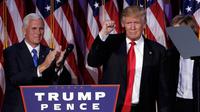Presiden ke-45 AS, Donald Trump dan Wapres, Mike Pence langsung menyampaikan pidato setelah mengetahui hasil penghitungan suara Pilpres AS, di Manhattan, New York, Rabu (9/11). Trump unggul cukup jauh atas pesaingnya, Hillary Clinton. (REUTERS/Mike Segar)
