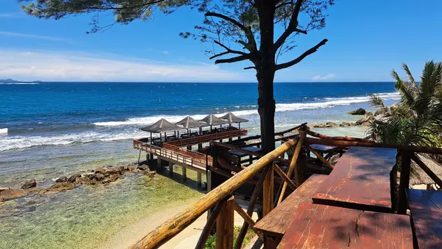 KKP menyegel restoran plus resor di wilayah pantai di Lhoknga, Kabupaten Aceh Besar, Provinsi Aceh karena diduga menjalankan bisnisnya secara ilegal. (Dok KKP)