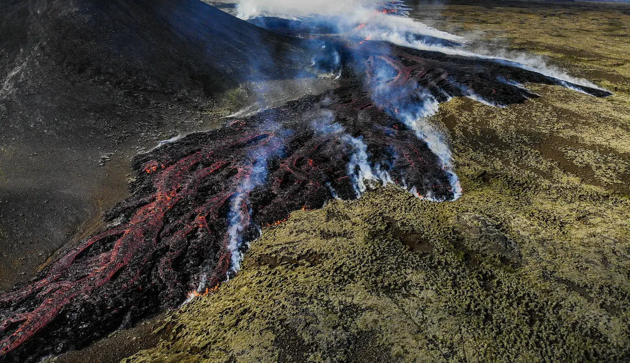 Letusan terjadi di lembah tak berpenghuni di dekat gunung Litli-Hrútur, sekitar 30 kilometer (19 mil) barat daya ibu kota, Reykjavik. (AFP/Kristinn Magnusson/Iceland Out)