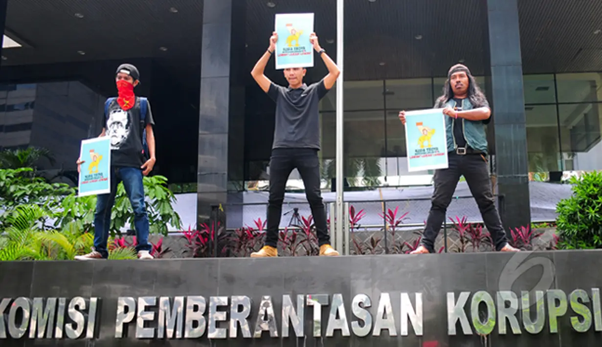 Sejumlah demonstran mengelar aksi teatrikal di depan Gedung KPK, Jakarta, Rabu (4/3/2015). Aksi tersebut mengecam keputusan Plt Ketua KPK Taufiequrachman Ruki yang melimpahkan kasus Komjen Pol Budi Gunawan ke Kejaksaan Agung. (Liputan6.com/Yoppy Renato)